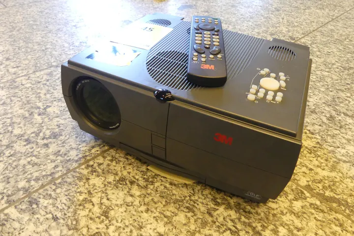 3M - DLP-Projektor/Beamer mit Fernbedienung